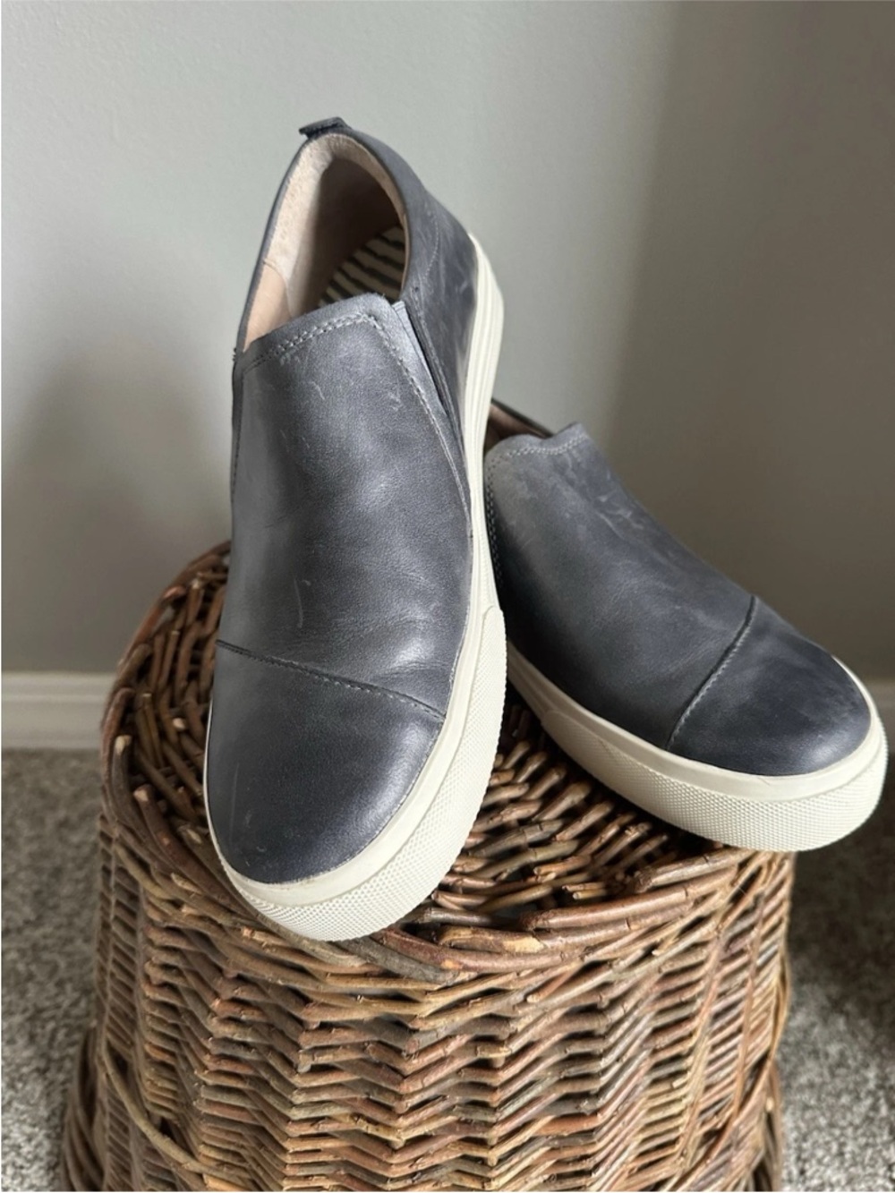 Taos Twin Gore Lux in Steel size 9.  Only worn a couple of times